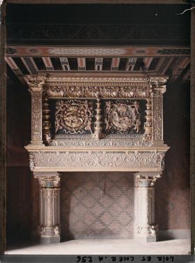 Image représentant L'une des deux cheminées de la salle du Roi dans l'aile François 1er du château