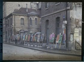 Image représentant Affiches pour les élections législatives de novembre 1919 devant l'école élementaire de la rue Dupleix