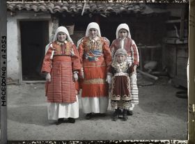 Image représentant Chez le riche Serbe, trois filles de Smilevo et la petite fille de la maison en costume plutôt citadin