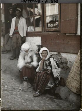 Image représentant Deux paysannes de Sredna Gora filant sur le trottoir
