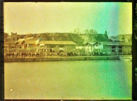 Image représentant Le port, pavoisé aux couleurs françaises lors de l'arrivée du général Gouraud, Haut-Commissaire de la République Française en Syrie et au Liban