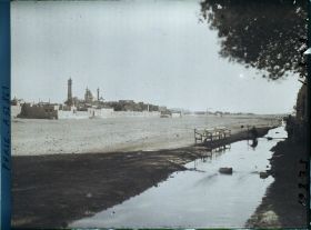Image représentant Vue vers le sanctuaire de Fatima Masoumeh le long de la rivière Qom