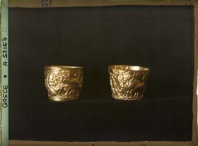 Image représentant Deux gobelets en or sculpté (scènes de chasse au taureau) provenant de Vaphio (Laconie)
