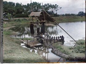 Image représentant Des enfants utilisant une machine à pied, système élévatoire d'eau pour l'irrigation du riz
