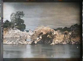 Image représentant Quelques-uns des rochers formant un barrage naturel sur la rivière Noire