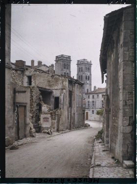 Image représentant France, Verdun, La Rue Porte Châtel et les tours de la Cathédrale