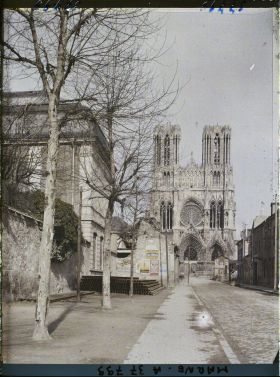 Image représentant France, Reims, La Cathédrale vue de la rue Libergier
