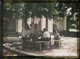 Image représentant Restaurant en plein air devant un temple ou un tombeau (?) dans le Jardin Botanique
