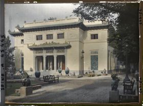 Image représentant L'Exposition des arts décoratifs, Pavillon de l'Indochine, entre le cours Albert 1er et les berges de Seine