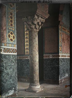 Image représentant Un chapiteau à feuilles d'acanthe enroulés