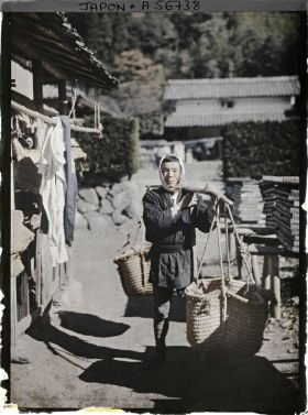 Image représentant Villageois portant une palanche