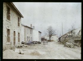 Image représentant France, Aubréville, Entrée d'Aubréville, vue prise du Pont de la Coutance, route de la Coutance