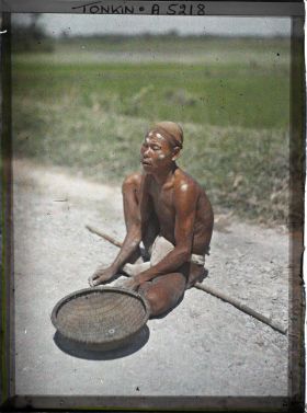 Image représentant Un mendiant aveugle assis au bord d'une route