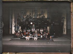 Image représentant Autel décoratif du Tango-no-sekku (" fête des garçons ") dans un salon de la résidence de la famille princière Kitashirakawa.