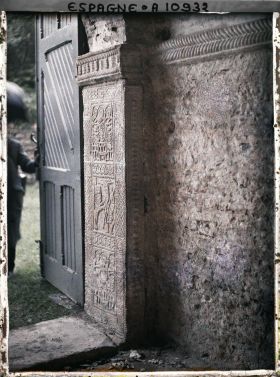 Image représentant Espagne, Près Oviedo, San Miguel de Lillo, le montant gauche de la porte pris jusqu'en bas.