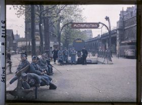 Image représentant La station de métro Auteuil, sur le boulevard Exelmans, gardée à l'occasion du 1er mai