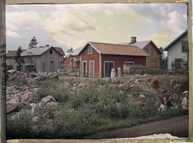 Image représentant Groupe de villageois et maisons au bord de la route