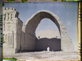 Image représentant La salle du trône du Taq-I-Kisra (voûte elliptique de 37 mètres de haut)