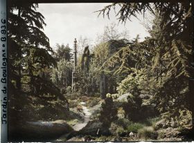 Image représentant Chemin du " sanctuaire japonais " menant au sorinto et rocaille fleurie ponctuée de conifères