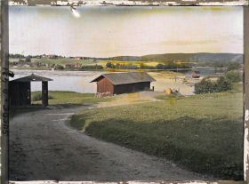 Image représentant La descente vers le pont flottant sur le Dalälven, du côté de l'église paroissiale