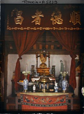 Image représentant L'autel des ancêtres à l'intérieur d'une maison aisée