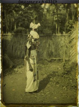 Image représentant Danseur avec le masque " Ebié " (Le Coq)