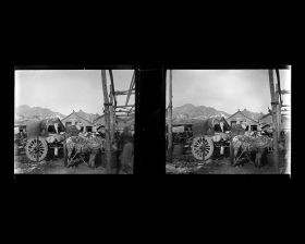 Image représentant Une zone de stationnement de voitures attelées et de montures.