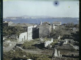 Image représentant Maisons du quartier historique et détroit du Bosphore près de son embouchure sur la mer de Marmara ; au fond la côte d'Asie (faubourg d'Usküdar)