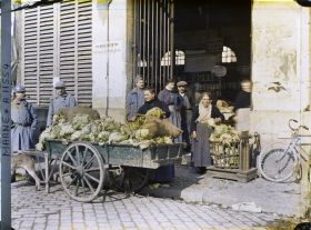 Image représentant L'entrée du marché couvert, place des Marchés (actuelle place du Forum)