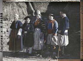 Image représentant Habitants de Penmarch en costume traditionnel bigouden