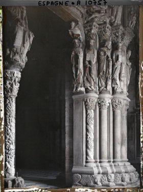 Image représentant Espagne, Santiago de Compostela, L'un des piliers du narthex de la Cathédrale et sur la gauche le pilier Central