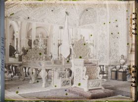 Image représentant Dans l'Arg (la citadelle royale), au premier étage du Palais du Golestan, dans la Salle des trônes, les trônes Naderi et du Paon (Takht-i-Tavous), à l'arrière-plan