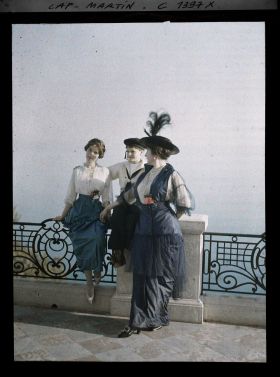 Image représentant La baronne Bertha von Schoen, sa fille et son neveu sur la terrasse de la villa Kahn