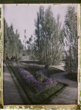 Image représentant Dans le Jardin public (Bâgh-e omumi), allées et parterres de fleurs