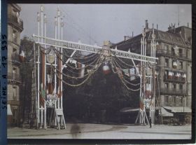 Image représentant Décorations pour les fêtes de la Victoire des 13 et 14 juillet 1919 place de l'Hôtel de Ville à l'angle de l'avenue Victoria