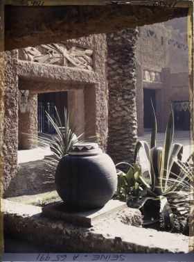 Image représentant L'Exposition Coloniale Internationale de 1931, urne décorative dans la cour du palais de l'A.O.F.