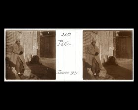 Image représentant Un artisan ambulant, peut-être un cordonnier.