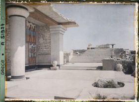 Image représentant Les propylées sud du Palais avec la fresque des porteurs d'offrandes et l'escalier d'honneur
