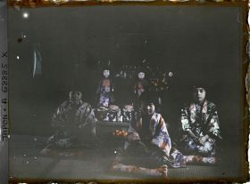 Image représentant Hina-matsuri (fête des filles) : fillettes assises devant une exposition de poupées