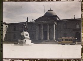 Image représentant Le monument aux morts de la guerre de 1870, devant le Palais de Justice, place de la République