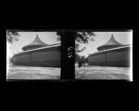 Image représentant Tiantan ("temple du Ciel"). L'enceinte circulaire appelée Huiyingbi ("mur aux Echos") et la toiture conique de l'édifice principal de Huangqiongyu ("voûte Impériale de l'Univers")
