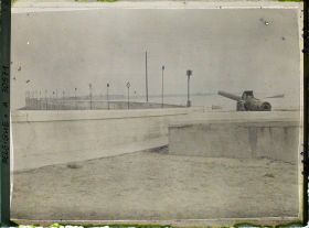 Image représentant Belgique, Zeebrugge, Ensemble du môle et pièce de 150 à l'entrée