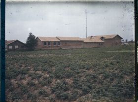 Image représentant France, Achiet, Une laiterie et un Champ de pommes de terres