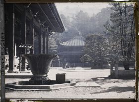 Image représentant Temple Chion-in : temizuya (fontaine pour les ablutions) devant le hall principal du Chion-in (Mieidô)