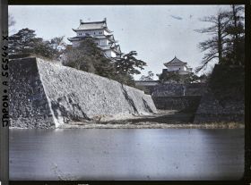 Image représentant Le donjon (tenshu) du château de Nagoya (Nagoya-jôshi) vu depuis le fossé externe (Soto-bori) ouest.