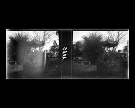 Image représentant Un kiosque-belvédère sur une île artificielle en rocaille et deux ponts dans le Zhangyuan ("jardin Zhang"), appelé aussi Weichunyuan, situé dans la Concession internationale, près de l'actuelle Wujianglu ("rue de Wujiang")