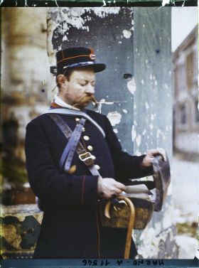 Image représentant Portrait d'un postier en uniforme