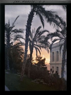 Image représentant Angle nord-est de la villa Kahn, dite villa Zamir et lumières du soir sur la mer