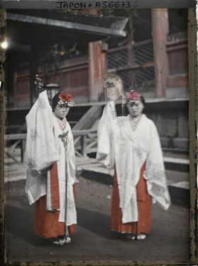 Image représentant Sanctuaire Kasuga-Wakamiya (Fukunokami), deux Kannagi ou Miko, danseuses sacrées