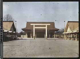 Image représentant Funérailles de l'Empereur Taisho-Tenno (Yoshihito), Shinjuku Gyoen (Parc Impérial de Shinjuku), sanctuaire contenant le char funèbre